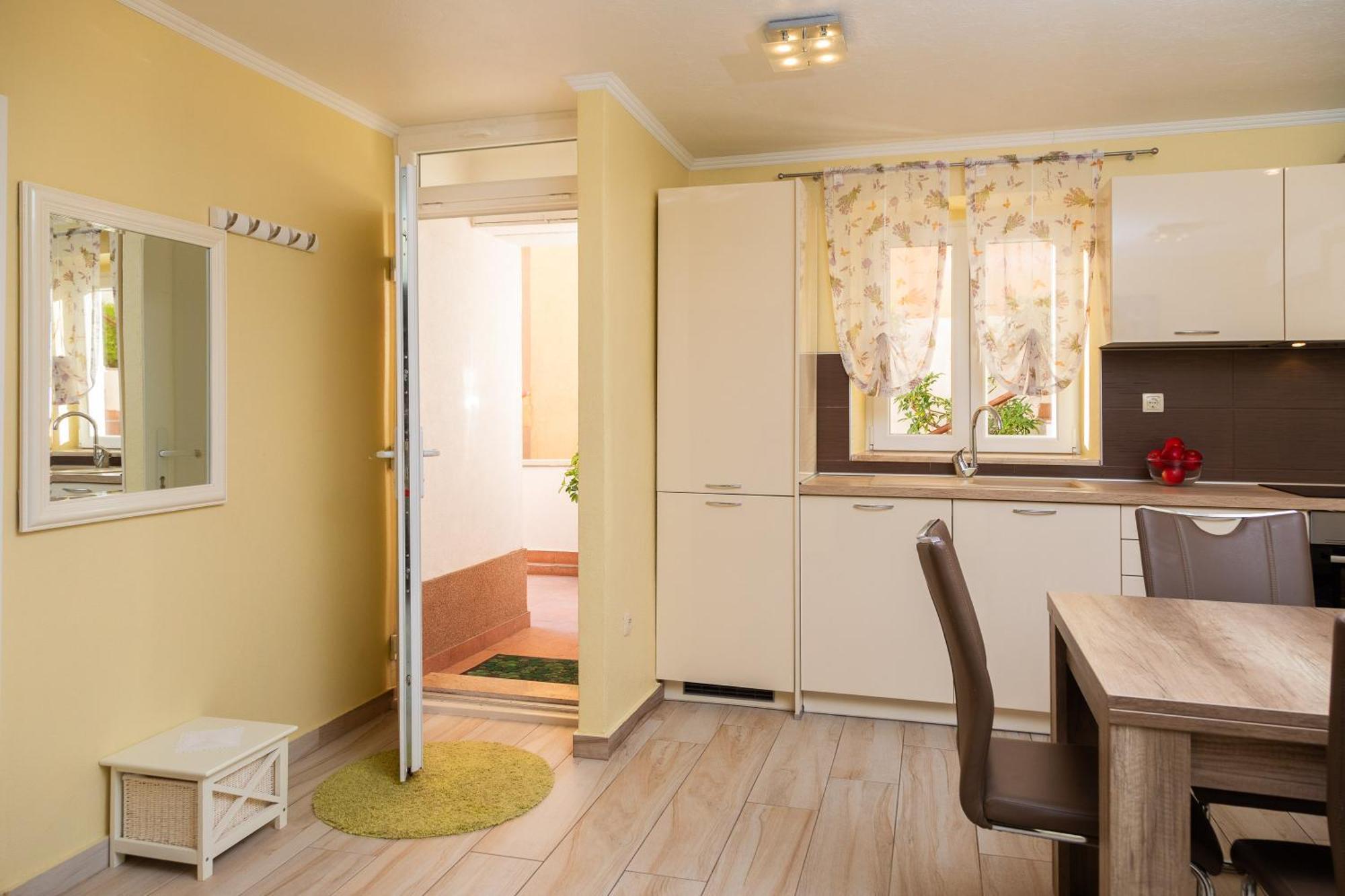 Perla Apartment - 2 Min To The Beach & Free Parking 马卡尔斯卡 外观 照片