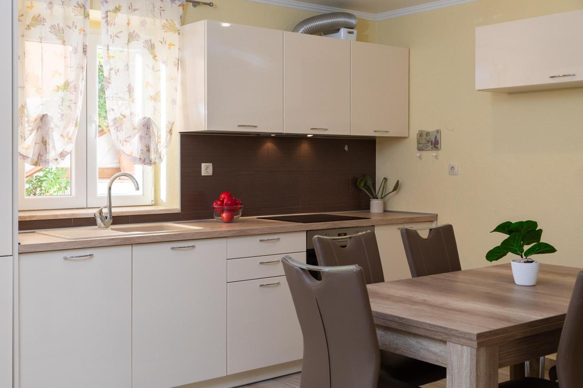 Perla Apartment - 2 Min To The Beach & Free Parking 马卡尔斯卡 外观 照片